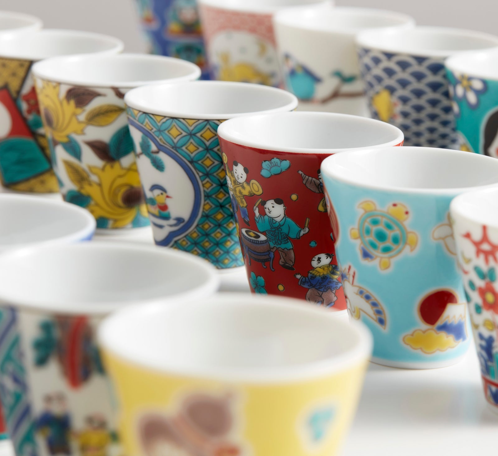 招き猫　重ね桜　グリーン　イエロー　ペア　kokuzougama 招き猫（右） 重ね桜 ブルー | 虚空蔵窯｜石川県能美市の九谷焼